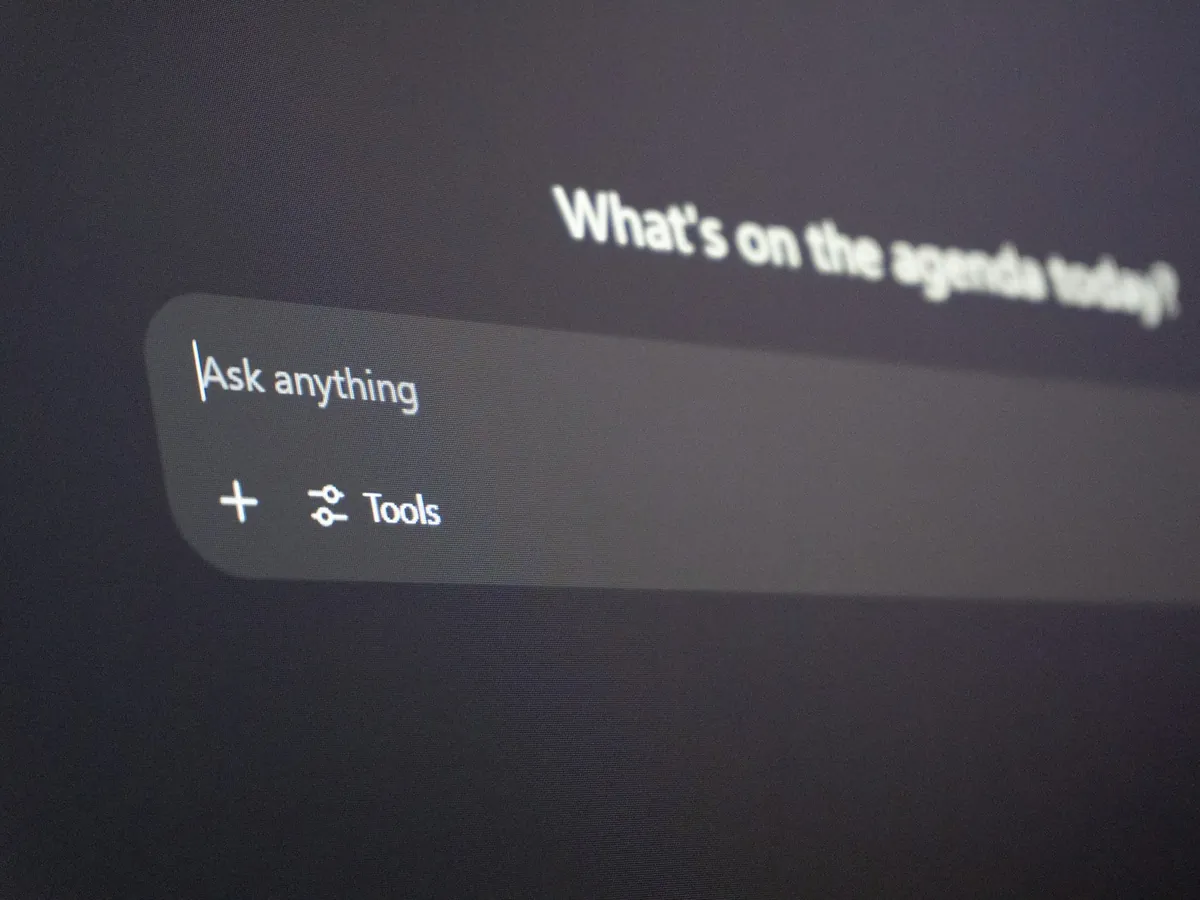 Ekran AI asistenta sa poljem za pitanje „Ask anything”